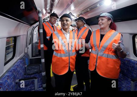 Louise Haigh, secrétaire aux Transports, et Sadiq Khan, maire de Londres, lors de l'inauguration du Village ferroviaire de Siemens à Goole, une usine de fabrication de 200 millions de livres sterling dans l'East Yorkshire qui soutiendra 700 emplois et jouera un rôle dans la production de la prochaine génération de trains au Royaume-Uni, y compris les nouveaux trains Piccadilly Line à Londres. Date de la photo : jeudi 3 octobre 2024. Banque D'Images