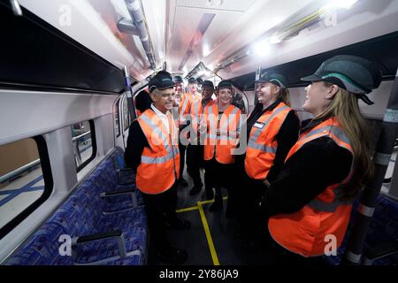 Louise Haigh, secrétaire aux Transports (au centre), et Sadiq Khan, maire de Londres, s'adressant à des apprentis lors de l'ouverture du Village ferroviaire de Siemens à Goole, une usine de fabrication de 200 millions de livres sterling dans l'East Yorkshire qui soutiendra 700 emplois et jouera un rôle dans la production de la prochaine génération de trains au Royaume-Uni, y compris les nouveaux trains Piccadilly Line à Londres. Date de la photo : jeudi 3 octobre 2024. Banque D'Images