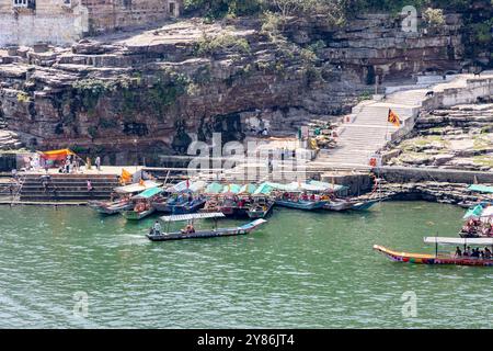 Ferry touristique bateaux en bois traditionnels à la rive de la rivière vue aérienne à l'image du matin est prise à omkareshwar khandwa madhya pradesh inde le 10 mars 2024. Banque D'Images