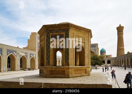 Boukhara, Ouzbékistan - 12 septembre 2024 : intérieur de la mosquée Kalon, cour. Banque D'Images