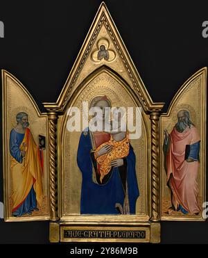 NARDO di CIONE (actif en 1343-66 à Florence) Madone et enfant avec Saint Pierre et Saint Jean l'évangéliste (panneau de gauche) c. 1360 Tempera sur panneau, 49,1 x 15,3 cm National Gallery of Art, Washington Nardo, qui avec les frères Andrea (appelé Orcagna) et Jacopo avait l'atelier le plus occupé de Florence à la fin des années 1300, peint cette petite œuvre similaire à un retable d'église pour une utilisation privée à la dévotion à la maison. Il peut avoir été spécifiquement commandé ou acheté en stock. Les ailes pivotent pour se fermer comme des volets ; parce qu'elles protégeaient la surface, cette peinture est particulièrement bien conservée. ITS Banque D'Images