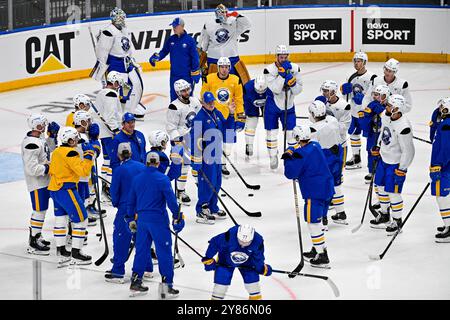 Prague, République tchèque. 03 Oct, 2024. L’entraîneur-chef Lindy Ruff (au milieu) discute avec les joueurs lors d’une séance d’entraînement des Sabres de Buffalo avant la série mondiale de la LNH, match des Devils du New Jersey contre les Sabres de Buffalo, à l’aréna O2 à Prague, en République tchèque, le 3 octobre 2024. Crédit : vit Simanek/CTK photo/Alamy Live News Banque D'Images