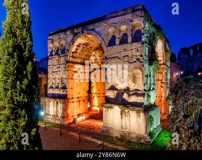 Vue nocturne de l'Arco di Giano illuminé (Arc de Janus), Rome, Italie Banque D'Images