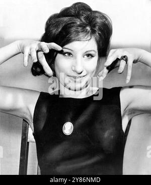 Chanteuse et actrice Barbra Streisand en 1962 - Al Ravenna, photographe de World Telegram Banque D'Images