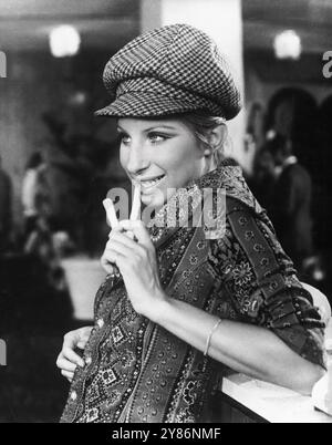 Chanteuse et actrice Barbra Streisand, photo publicitaire Hello Dolly, 1969 Banque D'Images