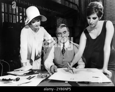 Anne Francis, Walter Pidgeon et Barbra Streisand - photo publicitaire pour Funny Girl, 1968. Banque D'Images