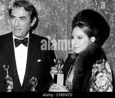 Gregory Peck et Barbra Streisand à la cérémonie du Golden Globe, 1969 Banque D'Images