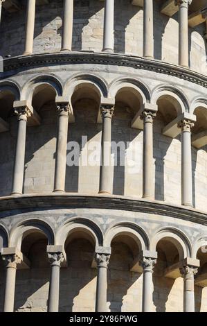 Pise, Toscane, Italie. 22 octobre 2010 : vue rapprochée des arches complexes de la Tour penchée de Pise. Banque D'Images