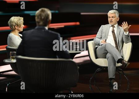 Talkrunde BEI Markus Lanz , ZDF 10/24 Her Bente Scheller, Markus Lanz und Carlo Masala v.Li. AM 2. Oktober 2024 in Markus Lanz , ZDF TV Fernsehen Talkshow Talk Show Deutschland Deutsch deutsche Frau Politologin Politikwissenschaftlerin Wissenschaftlerin Politik Publizistin deutscher Mann Militärexperte Politikwissenschaftler Wissenschaftler Männer Italien enisch Italienischer Italienisch-deutscher Moderator Fotografie Fotografie journaliste journaliste journaliste journaliste Banque D'Images