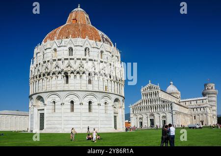 Pise, Toscane, Italie. 22 octobre 2010 : les touristes admirent le Baptistère de Pise et la Tour penchée par temps clair en Italie. Banque D'Images