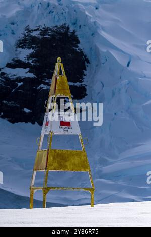 Port de Mikkelsen, péninsule Antarctique - 2 février 2024. Détail d'un emplacement de repère au sommet de l'île du port de Mikkelsen dans l'Antarctique. Banque D'Images