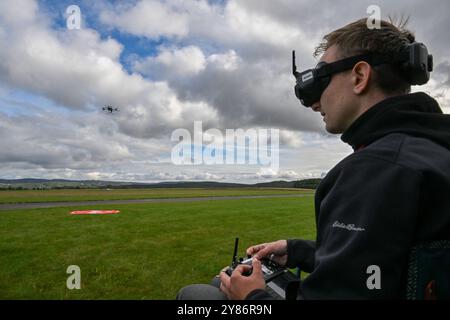 Budkovice, République tchèque. 03 Oct, 2024. Le pilote Jan Klouda est vu lors d'une démonstration en vol de nouveaux drones du centre de recherche et développement d'Honeywell, à Budkovice, district de Brno-Country, République tchèque, le 3 octobre, 2024. crédit : Vaclav Salek/CTK photo/Alamy Live News Banque D'Images