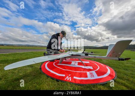 Budkovice, République tchèque. 03 Oct, 2024. Le pilote Jan Klouda est vu lors d'une démonstration en vol de nouveaux drones du centre de recherche et développement d'Honeywell, à Budkovice, district de Brno-Country, République tchèque, le 3 octobre, 2024. crédit : Vaclav Salek/CTK photo/Alamy Live News Banque D'Images