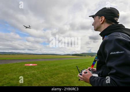 Budkovice, République tchèque. 03 Oct, 2024. Le pilote Jan Klouda est vu lors d'une démonstration en vol de nouveaux drones du centre de recherche et développement d'Honeywell, à Budkovice, district de Brno-Country, République tchèque, le 3 octobre, 2024. crédit : Vaclav Salek/CTK photo/Alamy Live News Banque D'Images