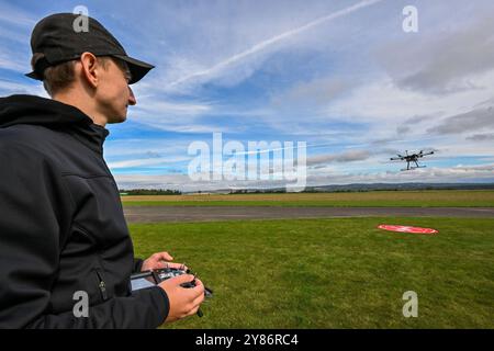 Budkovice, République tchèque. 03 Oct, 2024. Le pilote Jan Klouda est vu lors d'une démonstration en vol de nouveaux drones du centre de recherche et développement d'Honeywell, à Budkovice, district de Brno-Country, République tchèque, le 3 octobre, 2024. crédit : Vaclav Salek/CTK photo/Alamy Live News Banque D'Images