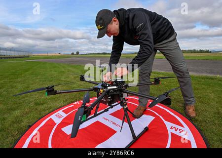 Budkovice, République tchèque. 03 Oct, 2024. Le pilote Jan Klouda est vu lors d'une démonstration en vol de nouveaux drones du centre de recherche et développement d'Honeywell, à Budkovice, district de Brno-Country, République tchèque, le 3 octobre, 2024. crédit : Vaclav Salek/CTK photo/Alamy Live News Banque D'Images