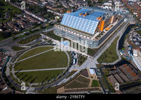 Smethwick, Sandwell, 3 octobre 2024. Le Midland Metropolitan Hospital de Smethwick, près de Birmingham, ouvrira ses portes le dimanche 6 octobre, avec six ans de retard. Le site du super hôpital, coûtant 988 millions de livres, devait être terminé en octobre 2018 avant que Carillion ne s'effondre dans l'administration. L'hôpital, situé à 4 miles du centre-ville de Birmingham, a ensuite été en proie à des problèmes après qu'une grue s'est effondrée dans le bâtiment pendant la construction en 2019, puis le site a été affecté par des retards du coronavirus avec une deuxième date de livraison de 2022 également passée. La façade a également dû être remplacée en t Banque D'Images