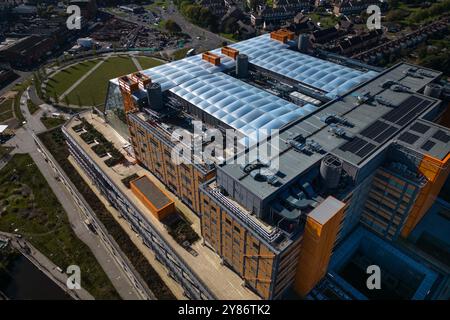 Smethwick, Sandwell, 3 octobre 2024. Le Midland Metropolitan Hospital de Smethwick, près de Birmingham, ouvrira ses portes le dimanche 6 octobre, avec six ans de retard. Le site du super hôpital, coûtant 988 millions de livres, devait être terminé en octobre 2018 avant que Carillion ne s'effondre dans l'administration. L'hôpital, situé à 4 miles du centre-ville de Birmingham, a ensuite été en proie à des problèmes après qu'une grue s'est effondrée dans le bâtiment pendant la construction en 2019, puis le site a été affecté par des retards du coronavirus avec une deuxième date de livraison de 2022 également passée. La façade a également dû être remplacée en t Banque D'Images