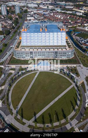 Smethwick, Sandwell, 3 octobre 2024. Le Midland Metropolitan Hospital de Smethwick, près de Birmingham, ouvrira ses portes le dimanche 6 octobre, avec six ans de retard. Le site du super hôpital, coûtant 988 millions de livres, devait être terminé en octobre 2018 avant que Carillion ne s'effondre dans l'administration. L'hôpital, situé à 4 miles du centre-ville de Birmingham, a ensuite été en proie à des problèmes après qu'une grue s'est effondrée dans le bâtiment pendant la construction en 2019, puis le site a été affecté par des retards du coronavirus avec une deuxième date de livraison de 2022 également passée. La façade a également dû être remplacée en t Banque D'Images