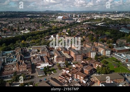 Dudley Road, Birmingham, 3 octobre 2024. L'hôpital municipal de Birmingham, à moins d'un mile du nouvel hôpital Midland Metropolitan de Smethwick, est sur le point d'être démoli, laissant place à de nouveaux logements. Le Victorian City Hospital possède l'un des plus longs corridors de Grande-Bretagne, un quart de mile de long, qui sera également perdu pour les développeurs. Seuls le nouveau centre de traitement Silver et l’hôpital des yeux et de la peau fonctionneront sur place, le reste étant mis au bulldozer pour 800 maisons. Le site du super-hôpital Midland Metropolitan, coûtant 988 millions de livres sterling, devait être terminé en octobre Banque D'Images