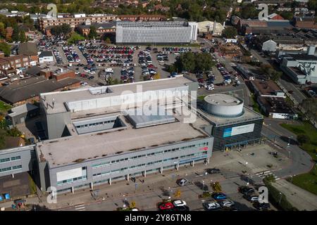 Dudley Road, Birmingham, 3 octobre 2024. L'hôpital municipal de Birmingham, à moins d'un mile du nouvel hôpital Midland Metropolitan de Smethwick, est sur le point d'être démoli, laissant place à de nouveaux logements. Le Victorian City Hospital possède l'un des plus longs corridors de Grande-Bretagne, un quart de mile de long, qui sera également perdu pour les développeurs. Seuls le nouveau centre de traitement Silver et l’hôpital des yeux et de la peau fonctionneront sur place, le reste étant mis au bulldozer pour 800 maisons. Le site du super-hôpital Midland Metropolitan, coûtant 988 millions de livres sterling, devait être terminé en octobre Banque D'Images