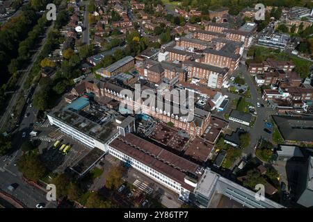 Dudley Road, Birmingham, 3 octobre 2024. L'hôpital municipal de Birmingham, à moins d'un mile du nouvel hôpital Midland Metropolitan de Smethwick, est sur le point d'être démoli, laissant place à de nouveaux logements. Le Victorian City Hospital possède l'un des plus longs corridors de Grande-Bretagne, un quart de mile de long, qui sera également perdu pour les développeurs. Seuls le nouveau centre de traitement Silver et l’hôpital des yeux et de la peau fonctionneront sur place, le reste étant mis au bulldozer pour 800 maisons. Le site du super-hôpital Midland Metropolitan, coûtant 988 millions de livres sterling, devait être terminé en octobre Banque D'Images