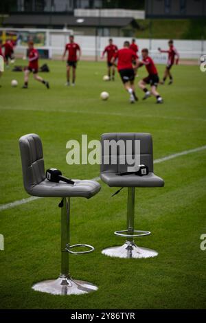 Chaises de radiodiffuseurs sur le côté du terrain, photographié alors que le côté extérieur se réchauffe avant que Caernarfon Town joue Crusaders dans une conférence Europa First qu Banque D'Images