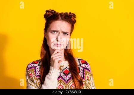 Portrait photo de jeune femme attrayante incertaine espace vide habillé élégant tricoté tenue chaude isolé sur fond de couleur jaune Banque D'Images