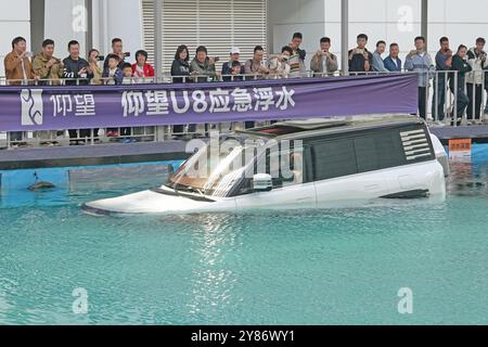 TIANJIN, CHINE - 3 OCTOBRE 2024 - les visiteurs visitent un véhicule flottant d'urgence BYD Yangwang U8 au 2024 China (Tianjin) International A Banque D'Images