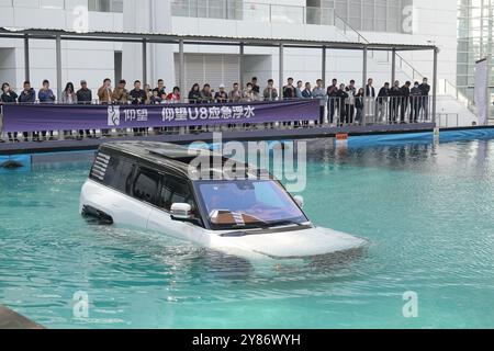 TIANJIN, CHINE - 3 OCTOBRE 2024 - les visiteurs visitent un véhicule flottant d'urgence BYD Yangwang U8 au 2024 China (Tianjin) International A Banque D'Images