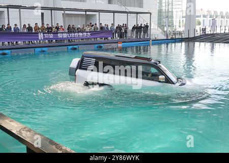 TIANJIN, CHINE - 3 OCTOBRE 2024 - les visiteurs visitent un véhicule flottant d'urgence BYD Yangwang U8 au 2024 China (Tianjin) International A Banque D'Images