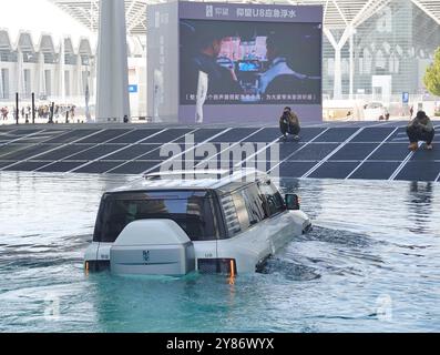 TIANJIN, CHINE - 3 OCTOBRE 2024 - les visiteurs visitent un véhicule flottant d'urgence BYD Yangwang U8 au 2024 China (Tianjin) International A Banque D'Images