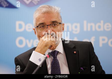 Mukesh Sharma, président du Conseil de police d'Irlande du Nord, lors d'une réunion du Conseil de police d'Irlande du Nord à Belfast. Date de la photo : jeudi 3 octobre 2024. Banque D'Images
