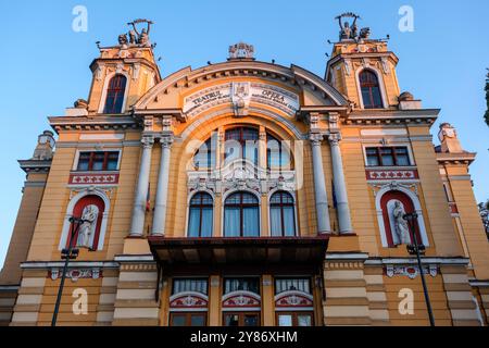 Théâtre national roumain et opéra éclairé par le soleil du soir, Cluj-Napoca, Transylvanie, Roumanie Banque D'Images