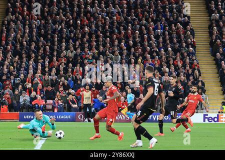 Anfield, Liverpool, Merseyside, Royaume-Uni. 2 octobre 2024. Ligue des champions de football, Liverpool contre Bologne ; le gardien de but de Bologne Lukasz Skorupski sauve aux pieds de Luis Diaz de Liverpool crédit : action plus Sports/Alamy Live News Banque D'Images
