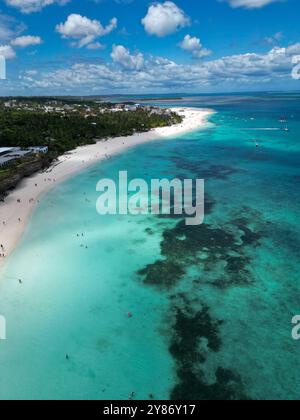 Vue aérienne de la plage de Nungwi avec des eaux turquoises et du sable blanc à Zanzibar, Tanzanie, capturée par Drone, avec des Resorts et des paysages tropicaux Banque D'Images