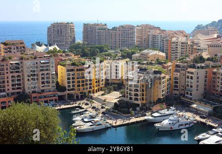 Paysage urbain de la principauté sur Monaco : vue panoramique sur le port et les hôtels du quartier Fontvielle de Monaco depuis le Cap d'ail Banque D'Images