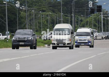 Chiangmai, Thaïlande - 3 octobre 2024 : privé vieux Nissan Urvan Van voiture . Photo à la route no.121 à environ 8 km du centre-ville de Chiangmai thaïlande. Banque D'Images