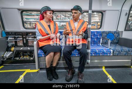 Louise Haigh, secrétaire aux Transports, et Sadiq Khan, maire de Londres, lors de l'inauguration du Village ferroviaire de Siemens à Goole, une usine de fabrication de 200 millions de livres sterling dans l'East Yorkshire qui soutiendra 700 emplois et jouera un rôle dans la production de la prochaine génération de trains au Royaume-Uni, y compris les nouveaux trains Piccadilly Line à Londres. Date de la photo : jeudi 3 octobre 2024. Banque D'Images