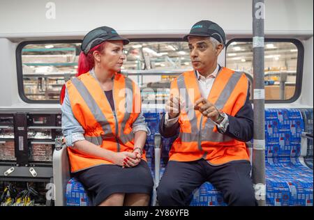 Louise Haigh, secrétaire aux Transports, et Sadiq Khan, maire de Londres, lors de l'inauguration du Village ferroviaire de Siemens à Goole, une usine de fabrication de 200 millions de livres sterling dans l'East Yorkshire qui soutiendra 700 emplois et jouera un rôle dans la production de la prochaine génération de trains au Royaume-Uni, y compris les nouveaux trains Piccadilly Line à Londres. Date de la photo : jeudi 3 octobre 2024. Banque D'Images