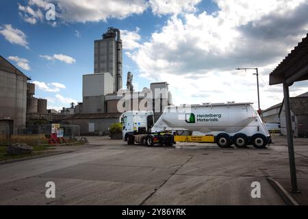 Un camion portant la nouvelle marque de l’entreprise entre sur le site de production de l’usine Padeswood de Heidelberg Materials à Mold, Flintshire, au nord du pays de Galles. Heid Banque D'Images