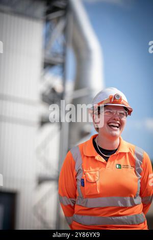 Lauren Kinch, ingénieure de four, photographiée à l’usine de production de ciment de l’usine Padeswood de Heidelberg Materials à Mold, Flintshire, au nord du pays de Galles. H Banque D'Images