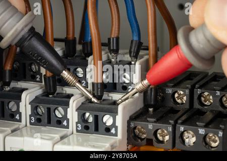 Test de connexions électriques avec des sondes dans un bornier Banque D'Images
