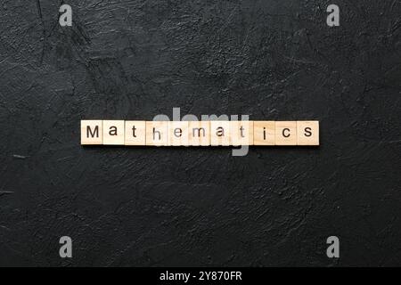 mot mathématique écrit sur bloc de bois. texte mathématique sur table de ciment pour votre conception, concept. Banque D'Images