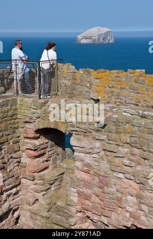 Vue en famille sur Bass Rock dans le Firth of Forth depuis le château de Tantallon. North Berwick, East Lothian, Écosse Banque D'Images