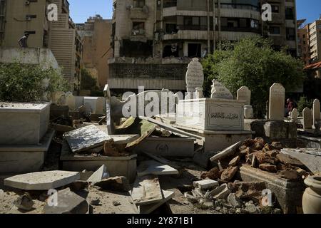 Beyrouth, Liban. 03 Oct, 2024. Des pierres tombales ont été vues détruites dans un cimetière local, après qu'il a été touché par une frappe aérienne israélienne visant un immeuble voisin dans le centre de Beyrouth. Crédit : Marwan Naamani/dpa/Alamy Live News Banque D'Images