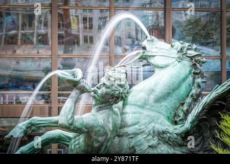 Der Mendebrunnen auf dem Augustusplatz im Zentrum von Leipzig, direkt vor dem Gewandhaus *** la fontaine Mendebrunnen sur Augustusplatz au centre de Leipzig, juste en face du Gewandhaus Banque D'Images