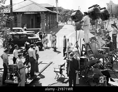 Le réalisateur Alfred Hitchcock sur le plateau de Shadow of a Doubt, 1943 Banque D'Images