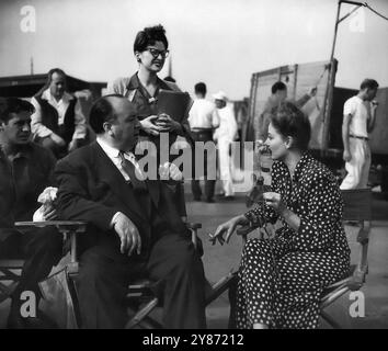 Le réalisateur Alfred Hitchcock et Tallulah Bankhead au plateau de 'Lifeboat' 1944 Banque D'Images