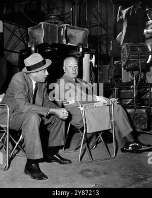 James Stewart et le réalisateur Alfred Hitchcock sur Set for the Man Who Know Too Much (film de 1956) Banque D'Images